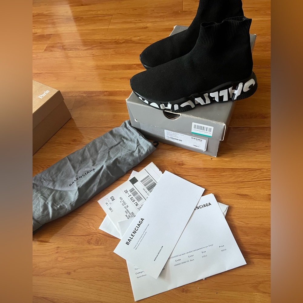 BALENCIAGA Speed shoe.Lightly worn.AUTHENTIC. Kept stuffed, in dust bag and box.